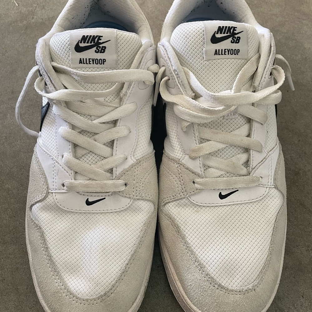 Nike White Sneakers Classic Minimalist Design